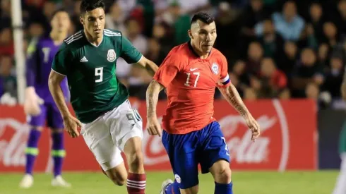 Raúl Jiménez enfrentando a Chile.
