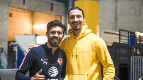 Oribe Peralta junto a Zlatan Ibrahimovic.