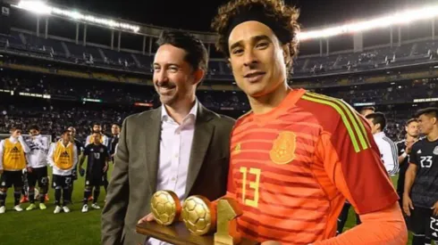 Guillermo Ochoa recibiendo su premio por el objetivo alcanzado.