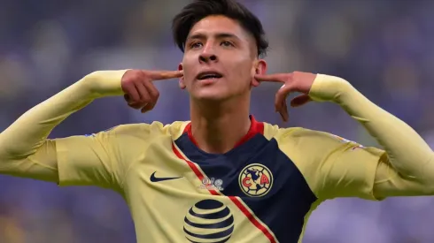 Edson Álvarez hace oídos sordos a lo que se habla alrededor suyo.