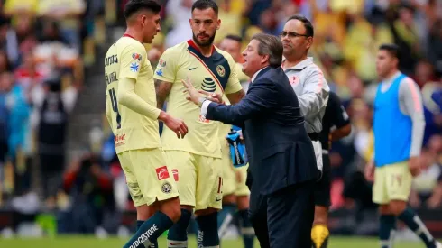 Miguel Herrera acompañado de Edson Álvarez.