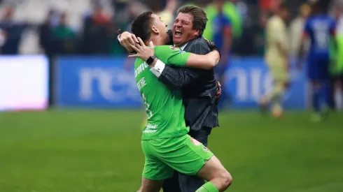 Agustín Marchesín abrazando a Miguel Herrera por el campeonato 13.