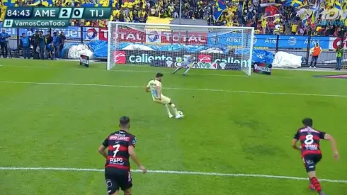 Henry Martin anotó el 3-0 de penal.