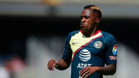 Renato Ibarra enfrentando a Pumas.