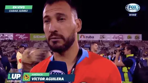 Emanuel Aguilera dialogando tras el partido.