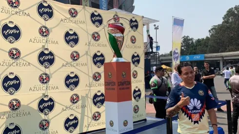 Aficionados se sacan fotos con la Copa MX en el Azteca.