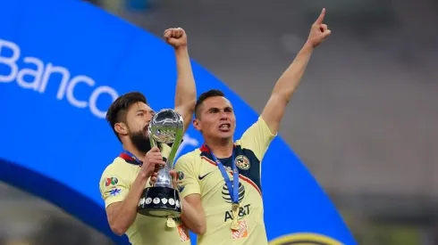 Paul Aguilar levantando el trofeo de Apertura 2018.