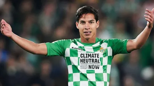 Diego Lainez con la playera del Betis.