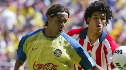 Sebastián Abreu enfrentando a Chivas.