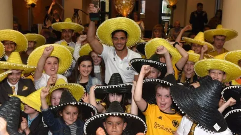 El delantero ex azulcrema festejó la ocasión con niños de la localidad de Wolverhampton
