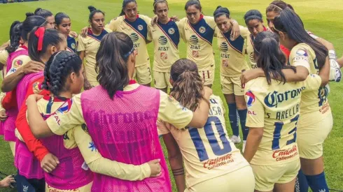 Plantel de América Femenil reunidas.