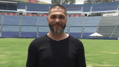 Reinaldo Navia realizando una entrevista.