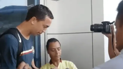 Agustín Marchesín atendiendo a los aficionados.