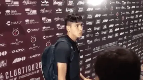 Edson Álvarez abandonando el estadio.