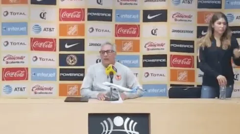 Leonardo Cuéllar en conferencia de prensa.