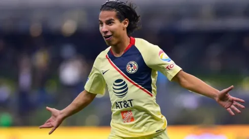 Diego Lainez enfrentando a Pumas en el Apertura 2018.