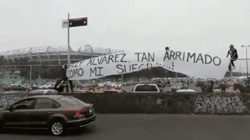 Aficionados con la manta para Billy Álvarez.