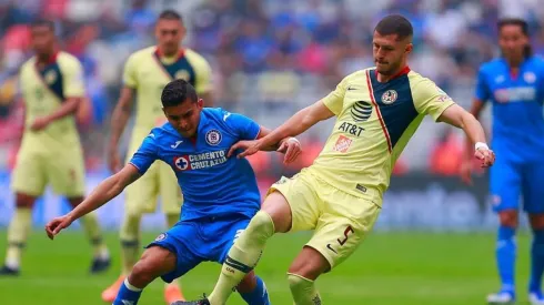 Guido Rodríguez en disputa del balón.