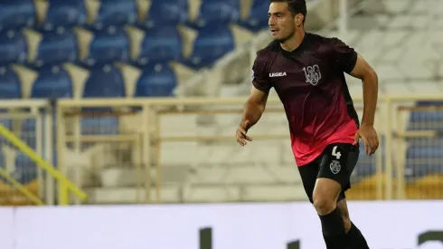 Aseguran que América arremetió por Antonio Briseño y se enfrenta a Chivas por él