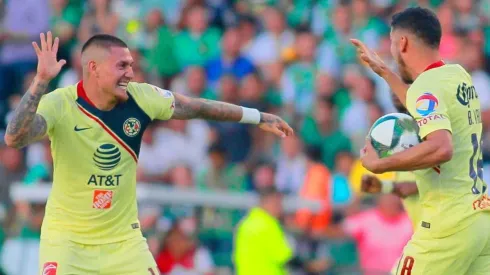 Nicolás Castillo celebrando con Bruno Valdez.