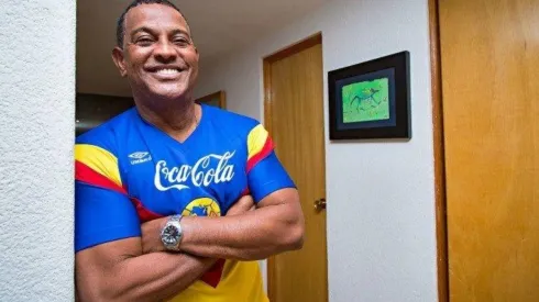 Antonio Carlos Santos con la playera de América.