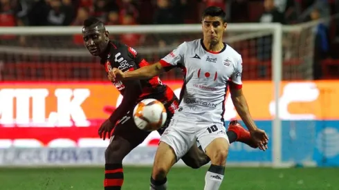 Aldo Cruz enfrentando a Tijuana.