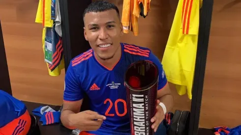 Roger Martínez celebrando el triunfo de Colombia.