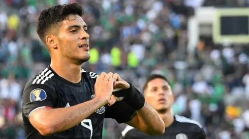 Raúl Jiménez celebrando una de sus anotaciones.