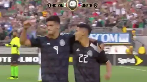 Raúl Jiménez celebrando el segundo de México.