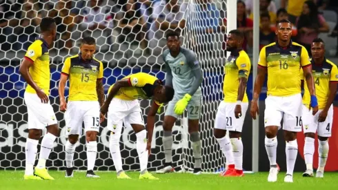 Jugadores de Ecuador lamentando la derrota ante Uruguay.
