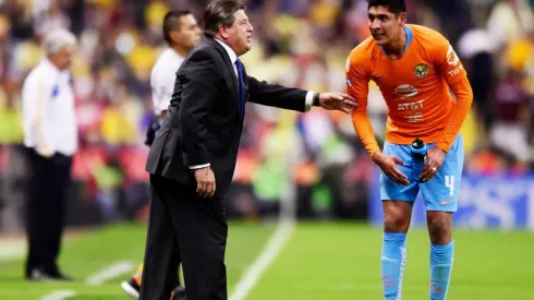 "Lo veo lejos de quedarse": Herrera sobre Edson Álvarez