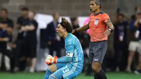 Guillermo Ochoa celebrando la clasificación a semifinales.