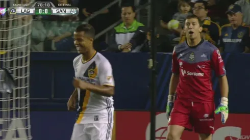 Giovani dos Santos y Agustín Marchesín.