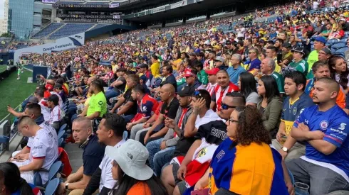 América entrena en el campo de juego.