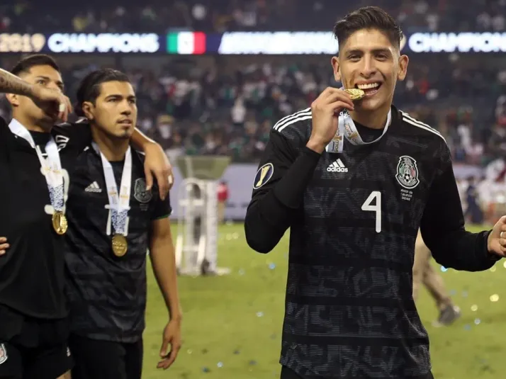 La foto de Edson Álvarez con la Copa Oro