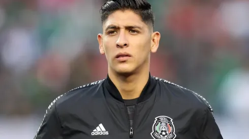 Edson Álvarez, a una firma de Wolves