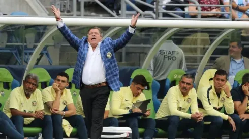Miguel Herrera en el partido ante River Plate.