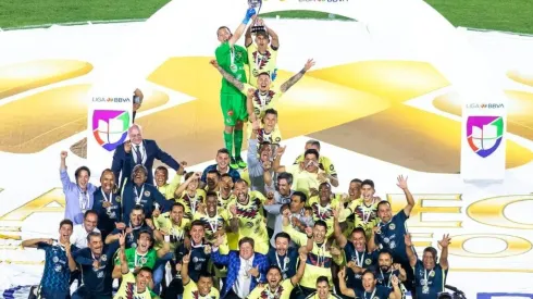 América levantando el Campeón de Campeones.