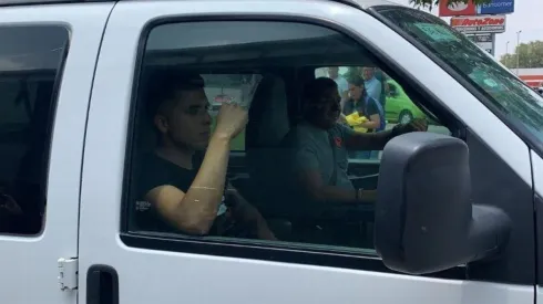 Leonel López en el transporte del América.