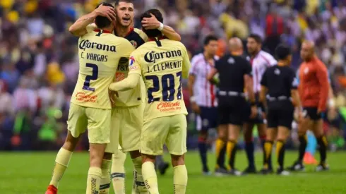 América celebrando ante Chivas en el Azteca.