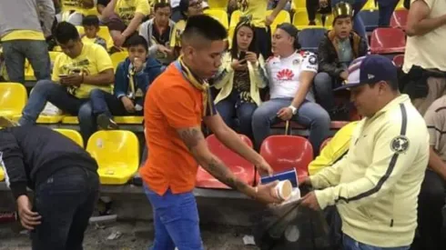 Aficionados de América limpiando el Azteca.