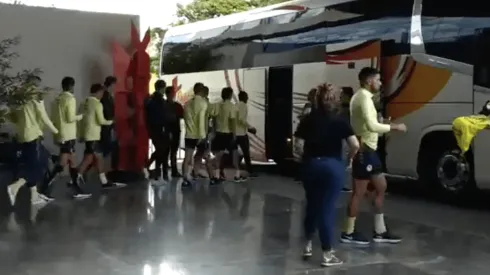 Jugadores del América subiendo al camión.