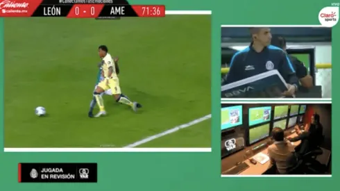 Jugada de la polémica revisada en el VAR.