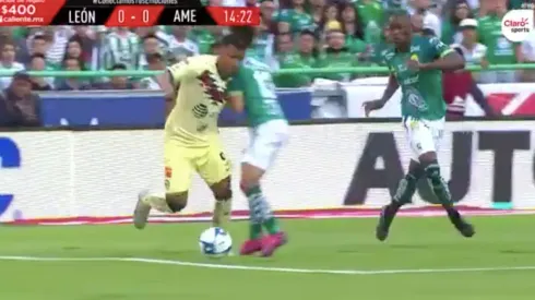 Roger Martínez en la jugada polémica.