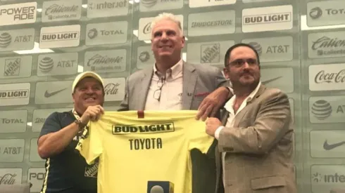 América presentando a su nuevo auspiciador.