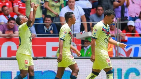 Renato Ibarra celebrando su anotación.