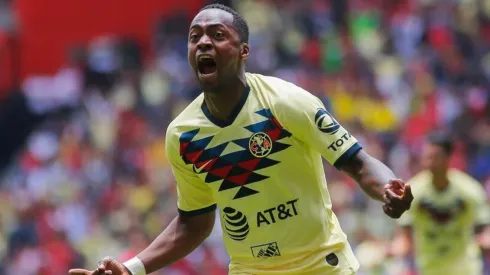 Renato Ibarra celebrando su anotación.