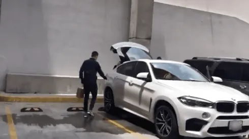 Jugadores de América en sus autos particulares.