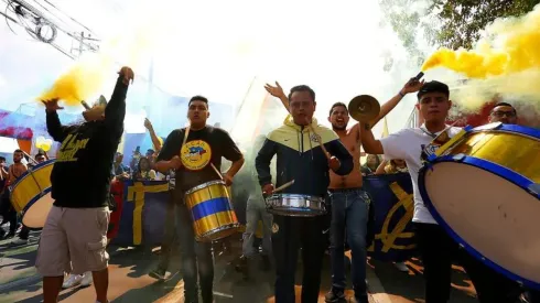 Aficionados llegando al Nemesio Diez.