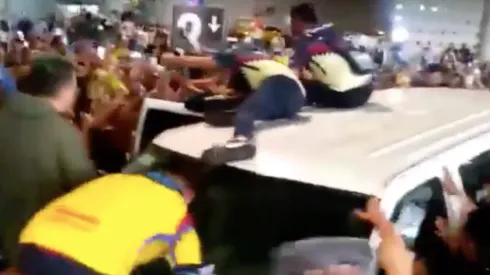 Aficionados en el toldo de la camioneta.